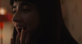 Image de la comédienne Sarah Montpetit dans une scène du film Vampire humaniste cherche suicidaire consentant d'Ariane Louis-Seize