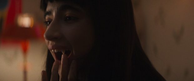 Image de la comédienne Sarah Montpetit dans une scène du film Vampire humaniste cherche suicidaire consentant d'Ariane Louis-Seize