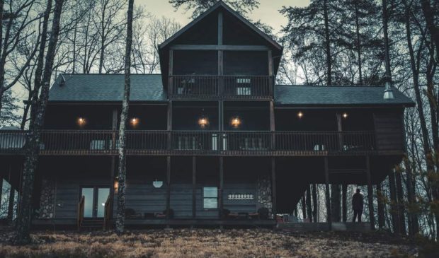 Le chalet illuminé ddu film Vie d'un grand réalisateur de Philippe Lesage (photo prise sans doute lors des repérages)