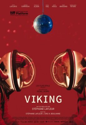 Viking - Affiche du film de Stéphane Lafleur (deux cosmonautes se font face sur fond rouge, avec, au-dessus de leur tête, une boule à paillettes)