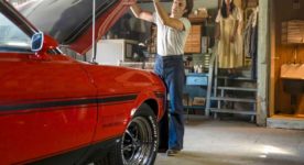 Rémi Goulet et sa Mustang dans Villeneuve : l'ascension d'une légende (Yan Lanouette Turgeon, 2026) - Crédit photo : Éric Myre