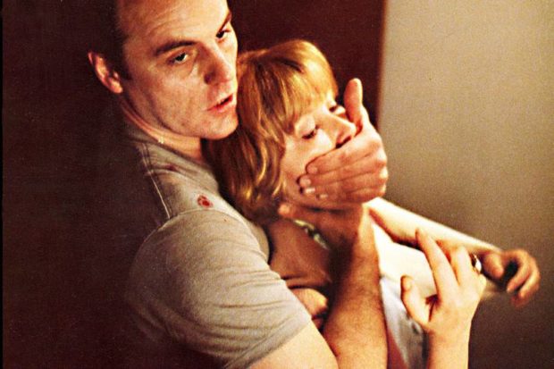 Visiting Hours (Terreur à l'hôpital central) de Jean-Claude Lord - Lee Grant en infirmière est tenue en respect par le psychopate incarné par Michael Ironside