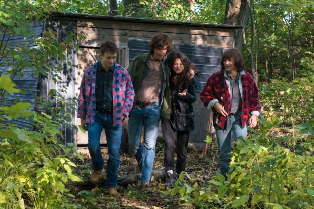 Rémi Goulet, Antoine L’Écuyer, Félix-Antoine Cantin, Sandrine Poirier-Allard dans Vivre à 100 milles à l’heure de Louis Bélanger (Crédit Véro Boncompagni)