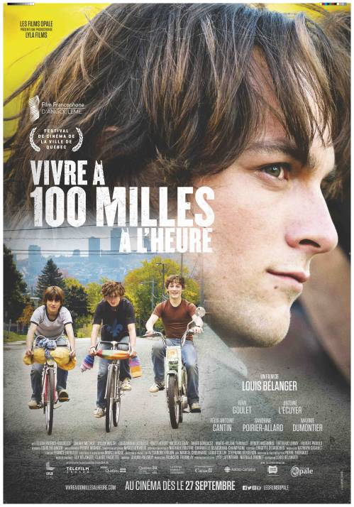 Affiche du film Vivre à 100 milles à l’heure de Louis Bélanger (trois jeunes sur des vélos se trouvent sous le visage du comédien principal, en gros plan de profil)